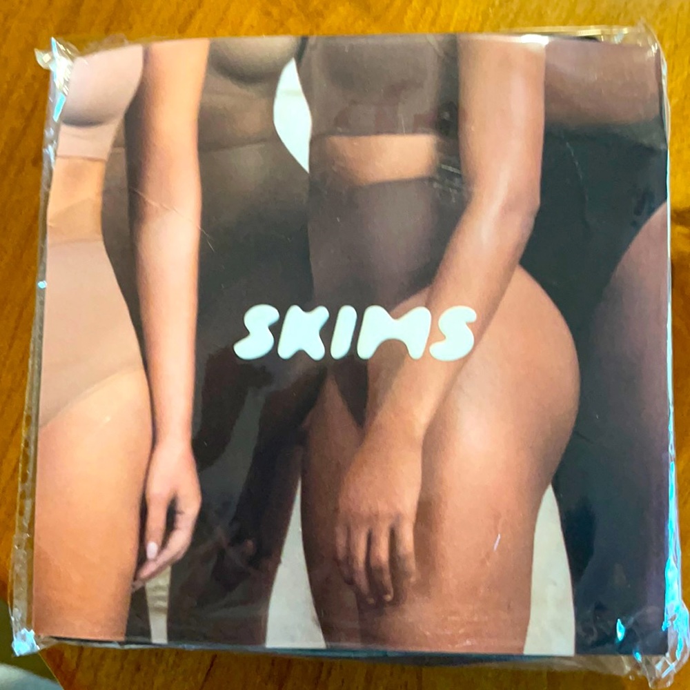 Skims high waist brief